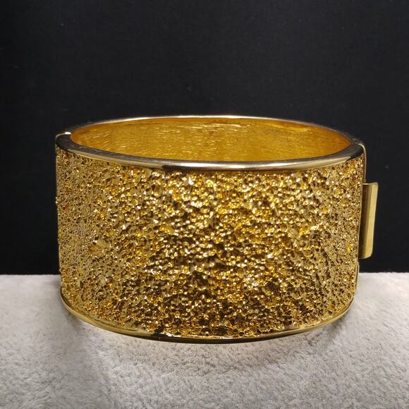 Vintage Wide Textured Gold Cuff Bracelet, Hinged Clasp, 1980s - Picture 6 of 10